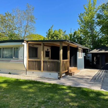 Chalet 'T Rijsterbos Op Camping Met Zwembad! Villa Luaran gambar