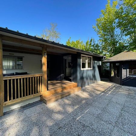 Chalet 'T Rijsterbos Op Camping Met Zwembad! Villa Luaran gambar