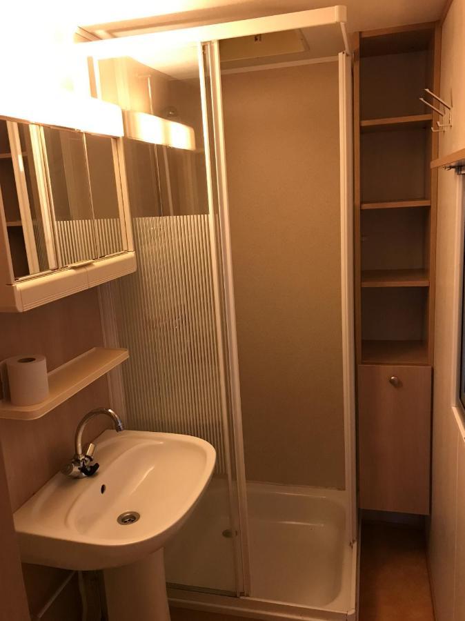 Chalet 'T Rijsterbos Op Camping Met Zwembad! Villa Luaran gambar