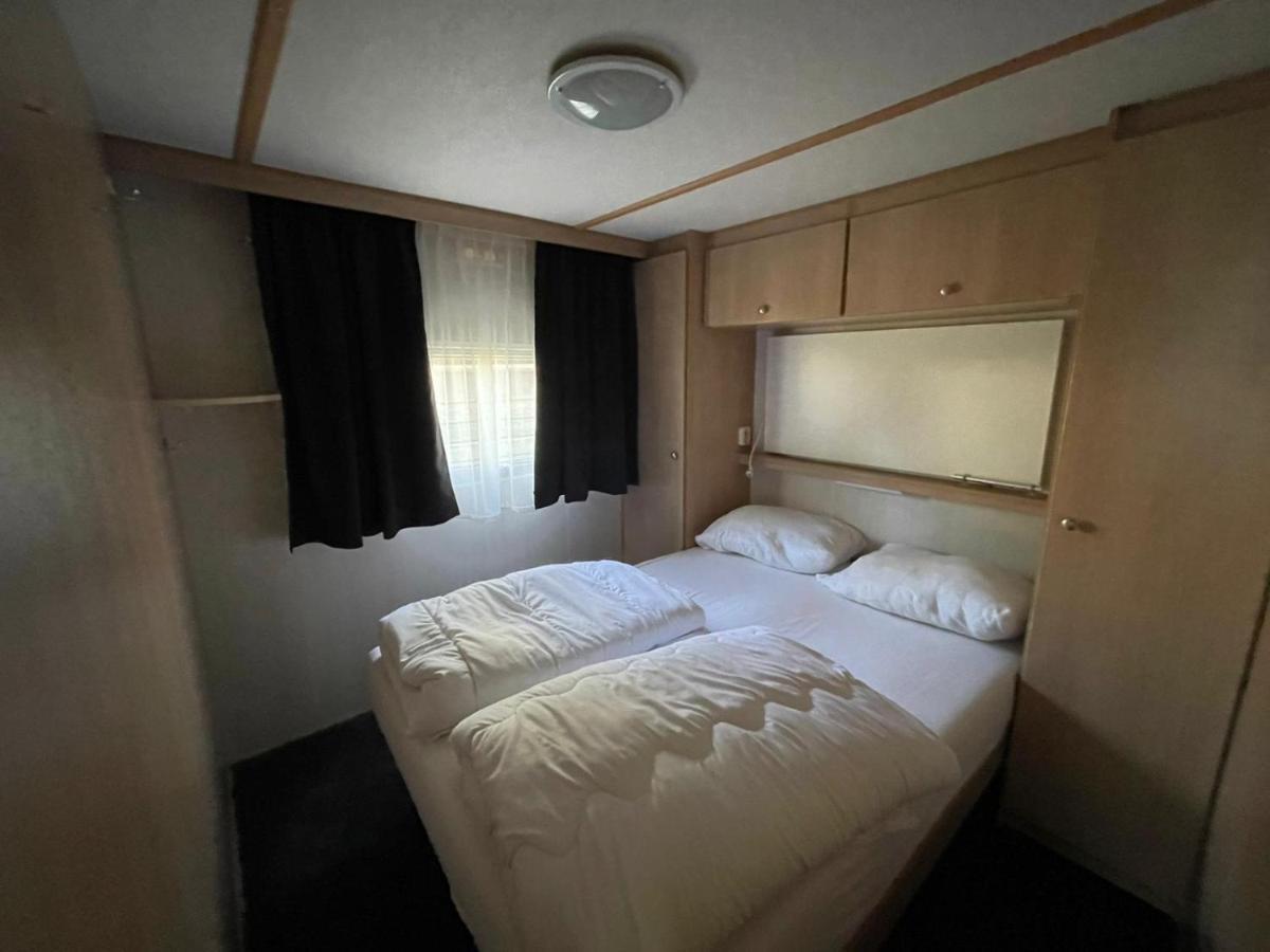 Chalet 'T Rijsterbos Op Camping Met Zwembad! Villa Luaran gambar