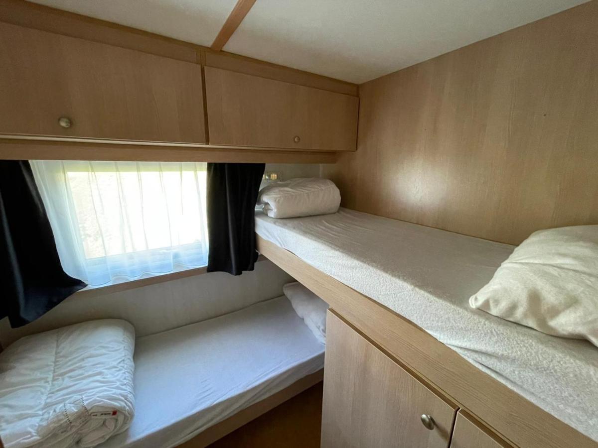 Chalet 'T Rijsterbos Op Camping Met Zwembad! Villa Luaran gambar