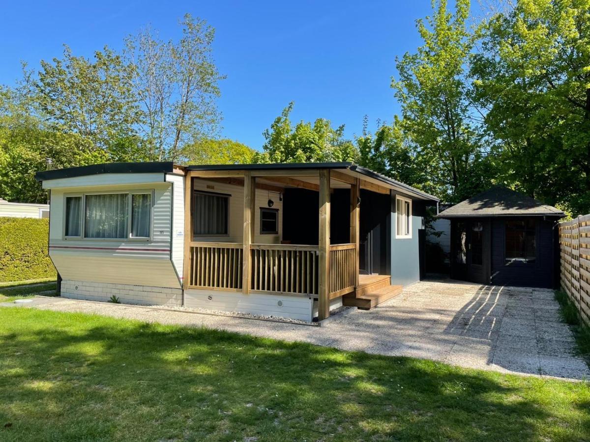 Chalet 'T Rijsterbos Op Camping Met Zwembad! Villa Luaran gambar